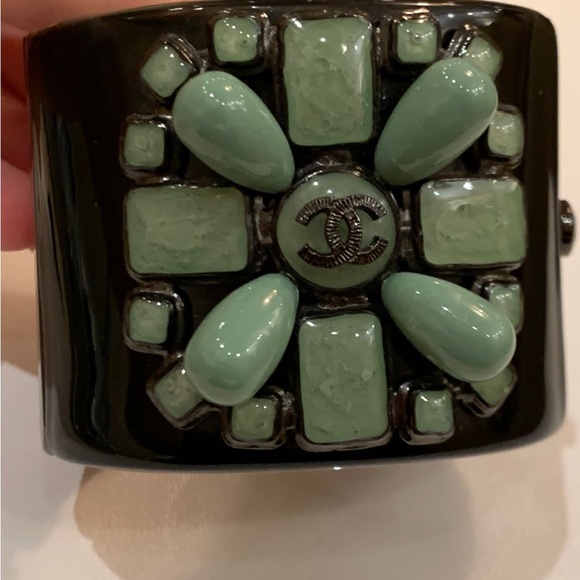 Chanel bracelet with green stones - Picture 2 of 15